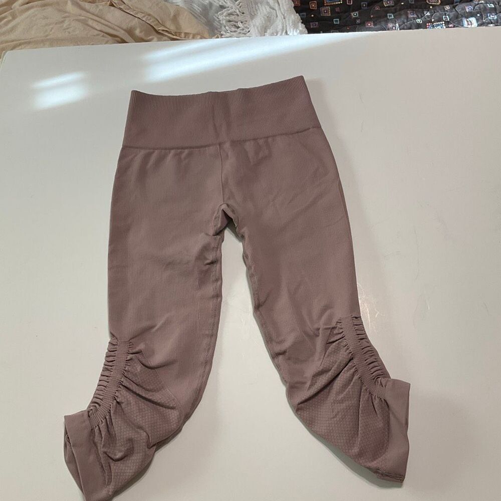 Lululemon Awakening Crop Leggings, Size 4, Mauve gorpcore yoga - Picture 12 of 13